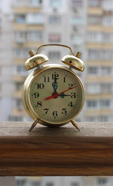 Horloge Cuivre Rare Avec Cloches Sur Fond Appartements Résidentiels Flous — Photo