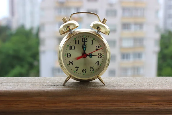 Vue Rapprochée Réveil Bell Clock Sur Gratte Ciel Déconcentré Sur — Photo