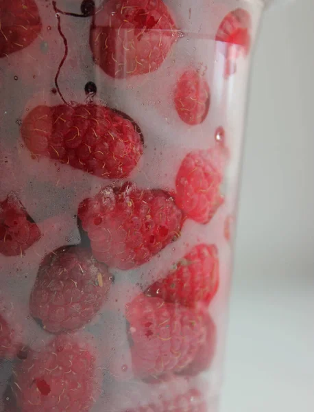 Κρύο Mist Πλαστικό Ποτήρι Ζουμερά Ολόκληρα Σμέουρα Από Ψυγείο — Φωτογραφία Αρχείου