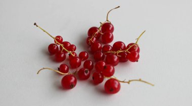 Beyaz Yüzey Fotoğrafı Üzerine İzole Edilmiş Sulu Kızılgerdanlıklar 