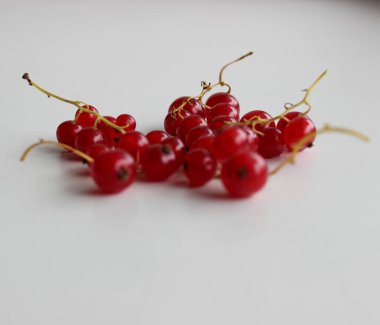 Taze toplanmış kırmızı üzümler Beyaz Kapalı Stok Fotoğrafında izole edildi