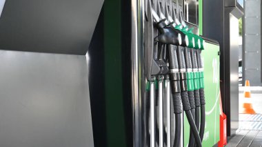 Farklı yakıtlar için başlıklı Benzin Sütununun Açı Görünümü 