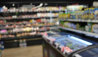 Bir markette Buzdolapları ve Erzaklarla Odaklanmış Stok Fotoğrafları