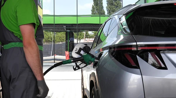 自動車の燃料補給のための給油アシスタント — ストック写真