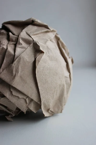 Atık Kağıt Konsepti Kahverengi Ambalaj Kağıdının Bir Parçası Sıkıca Bir — Stok fotoğraf