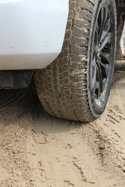 Sand Auf Der Reifenlauffläche Des Vorderrades Des Autos Auf Einer — Stockfoto