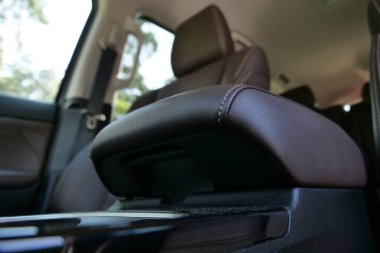 Kaliteli bir arabanın içinde pahalı derilerle döşenmiş bir koltuğun alt görüntüsü.