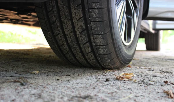 Bir arabanın tabanı ve tekerlekleri kumlu zeminde detaylı stok fotoğrafı.