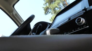 Merkezi tünel ve otomatik vites kolu ve 4K çözünürlüklü deri budamalı demiryolu görüntüsü.