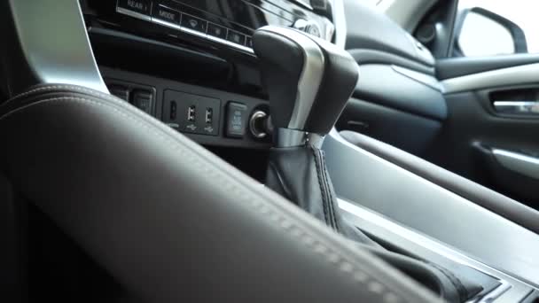 4K型现代汽车中央隧道齿轮换档旋钮及控制按钮 — 图库视频影像