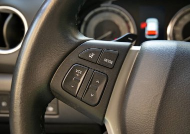 Konsoldaki açık kapı güvenlik levhasının önündeki kontrol düğmeli direksiyon kontrol paneli. 