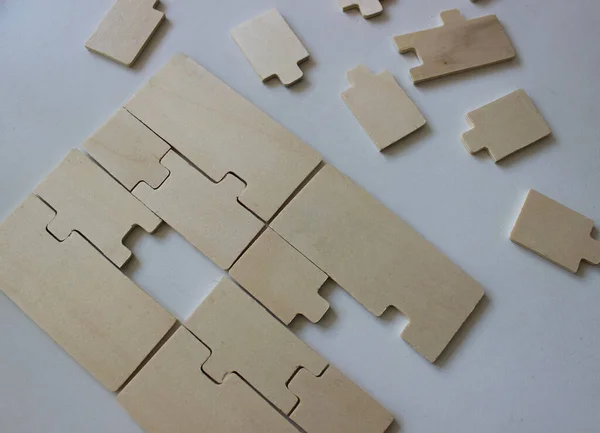 Zusammenfügen Von Holzpuzzles Mit Einem Fehlenden Teil Und Zusätzlichen Puzzles — Stockfoto