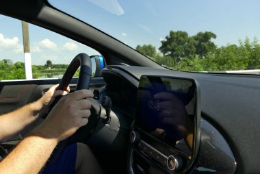 İnsan Elleri Hızlı Hareket Eden Arabanın İçinde Bir Direksiyonda 