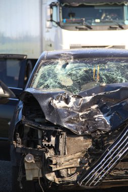 Yüksek hızda kafa kafaya çarpışmadan sonra kırık motor bölmesi ve ezilmiş araba motoru.