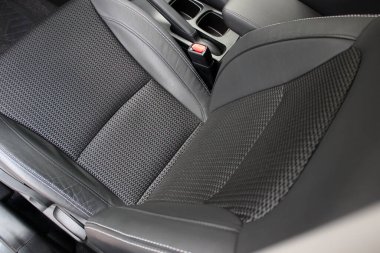 Bir araba koltuğunun üst görüntüsü eko-deri ve hakiki deri eklerle süslenmiş.