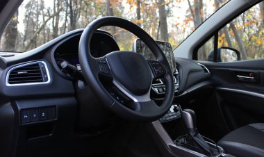 Açık otoparkta bir arabanın ön tarafındaki kabin.