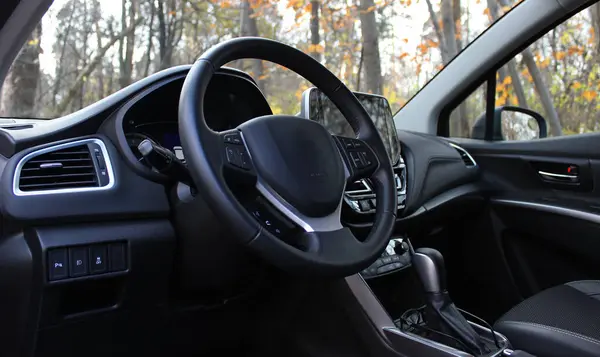 Açık otoparkta bir arabanın ön tarafındaki kabin.