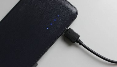 Mavi ölçekli şarj diyotları beyaz üzerinde izole güç bankası tam şarj gösterir 