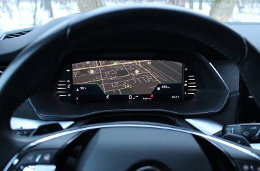 Direksiyon simidi boyunca şehir haritası ile araba navigasyon görüntüsünü görüntüle 