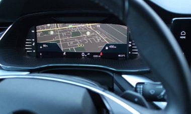 GPS haritası arabanın içindeki gösterge panelinde sürücünün gözlerinin önünde görüntülenir.