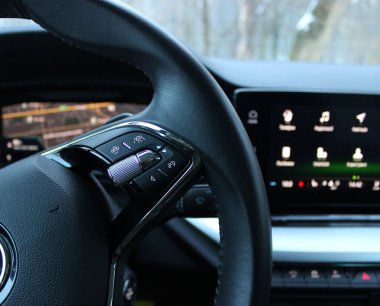 Hız Limiter Modu ve Çarpışma Önleme Sistemi Modern Otomobilde Menü Simgeleri ile Bulanık Monitörlü Direksiyonda Düğmeler 