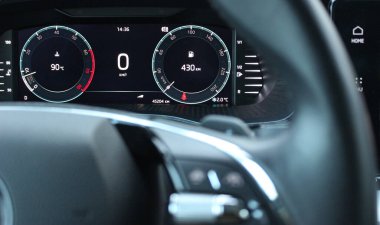 LED araç gösterge panelinde bulunan cihaz kümesinin içinde yakıt ikmali yapmadan önce motor çalıştırma sıcaklığı ve kalan kilometre