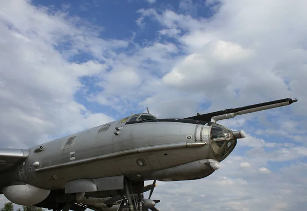 雲の空の下で巨大な戦略爆撃機のコックピットキャノピー ストック画像
