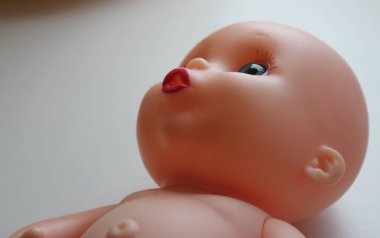 Çocuk oyuncağın temiz yüzünün yakın açılı görüntüsü 