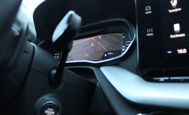 GPS haritasının direksiyonunun altındaki alt görünüm araç gösterge panelinde görüntülenir 
