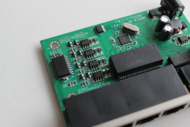 Ağ bağlantı yuvaları için lehimlenmiş dört lehimli ana ağ anahtar devre kartı