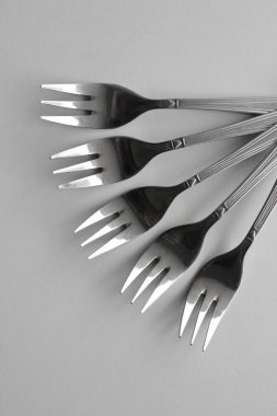 Aynı üç çatal beyaza izole edilmiş yelpaze şeklinde serilmiş.