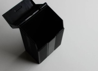 Plastik Geri Dönüşüm Konsepti. Plastik Çöp Kutusunun İçindeki Siyah Boşluk Temiz beyaz bir yüzeye Yapıştırabilir  