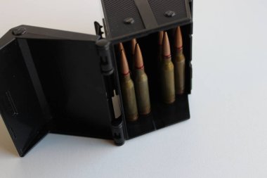 Standart 5.45 mühimmat beyaz yüzeydeki cephane kutusunda. 