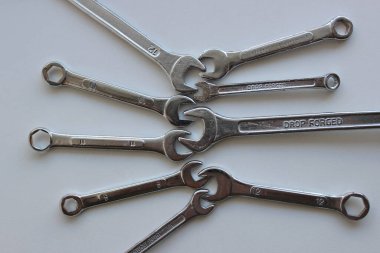 Piston eklemleri şeklindeki anahtarlar beyaz bir yüzeye yerleştirilmiştir