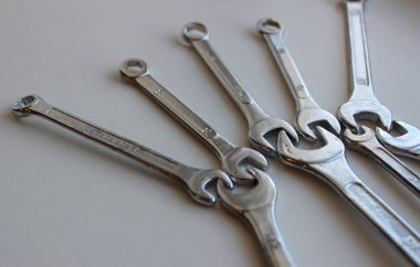 Beyaz yüzeydeki uğursuz başların mekanik bağlantıları. Destek ve işbirliği teması üzerine resimli fotoğrafçılık