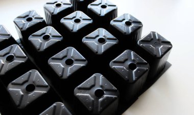 Beyaz yüzeyde Siyah Plastik Tepsi Hücreleri