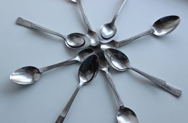 Masa kaşıkları ve çay kaşıkları bir çatal bıçak takımından dizilmiş yıldız konsepti fotoğrafı tasarım ya da arka plan için.
