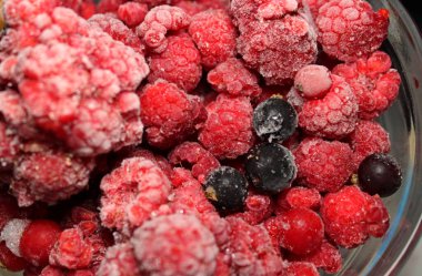 Tüm Donmuş Kırmızı ve Siyah Böğürtlenler Normal Sıcaklıkta Çözülme Sürecinde