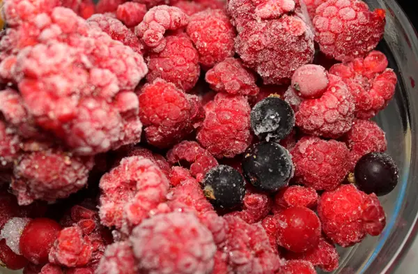 Tüm Donmuş Kırmızı ve Siyah Böğürtlenler Normal Sıcaklıkta Çözülme Sürecinde