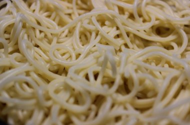 Kaygan Yağ Taze Uzun Makarna Açılı Yakın Çekim Fotoğrafı