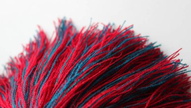 Renkli dokuma iplikleri beyaza izole edilmiş bir demet içinde toplanır. 