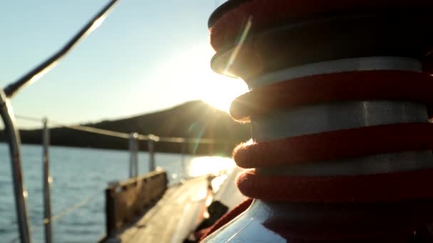 Rano Słońce Oświetla Łódź Liny Wrzeciono Pokładzie Toczenia Jachtu Żaglowego — Wideo stockowe
