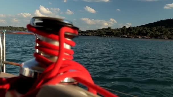 ウィンチスピンドル 早朝に海岸に沿って航海する帆のロープ — ストック動画