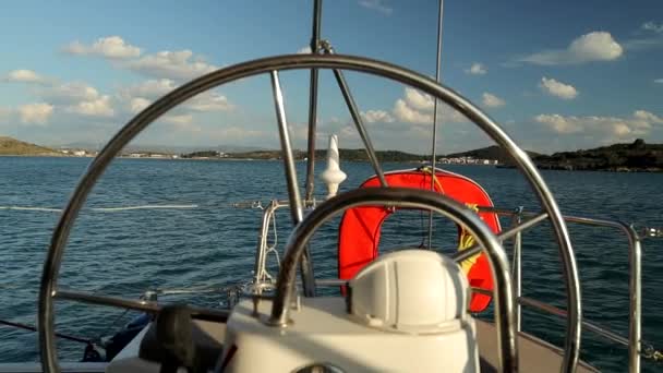 ヘルムを介して山のパノラマビデオ ハンドレールと湾に停泊ヨットデッキからの帆のロープ — ストック動画