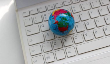  Bilgisayar klavyesinde yatan Dünya Küre Modeli Sadece Latin Karakterleri Üst Görünümlü 