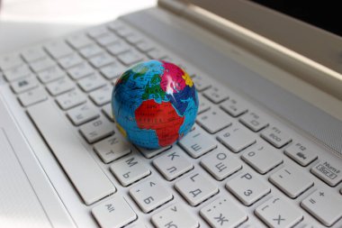 Avrupa ve Afrika kıtaları, Kiril ve Latin sembollü beyaz tuş takımında küçük küre üzerinde görülebilir. 