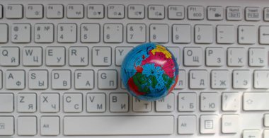 Beyaz Klavyede Latin ve Kiril Karakterleri Üst Görünümlü Küçük Dünya