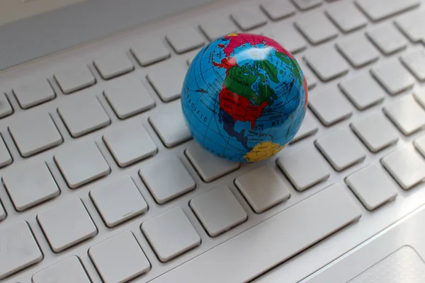 Boş Bilgisayar Klavyesindeki Dünya Modeli Fotoğrafı. Uluslararası İletişim Menkul Kıymetler Tasarımı