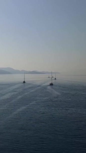 Grupo Veleros Con Velas Deformadas Flotando Para Salir Bahía Mar — Vídeo de stock