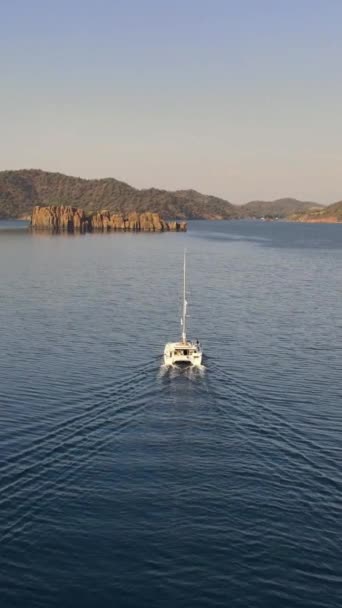 Vídeo Aéreo Vertical Yate Catamarán Sin Vela Deriva Bahía Del — Vídeo de stock